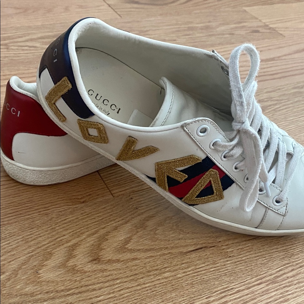 Gucci Women's White, Red, and Gold Sneakers